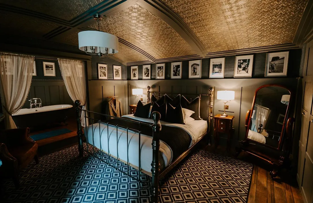 Sheddington Manor - 2 Bedroom Guest House & Cinema-1